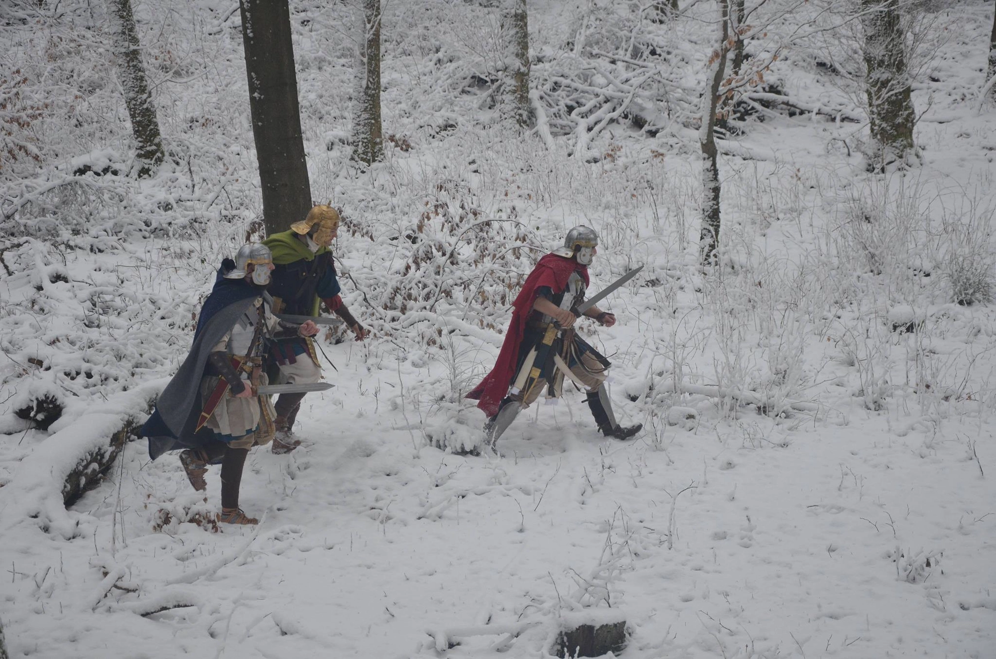 Legionere rennen durch den verschneiten Wald auf dem Donnersberg