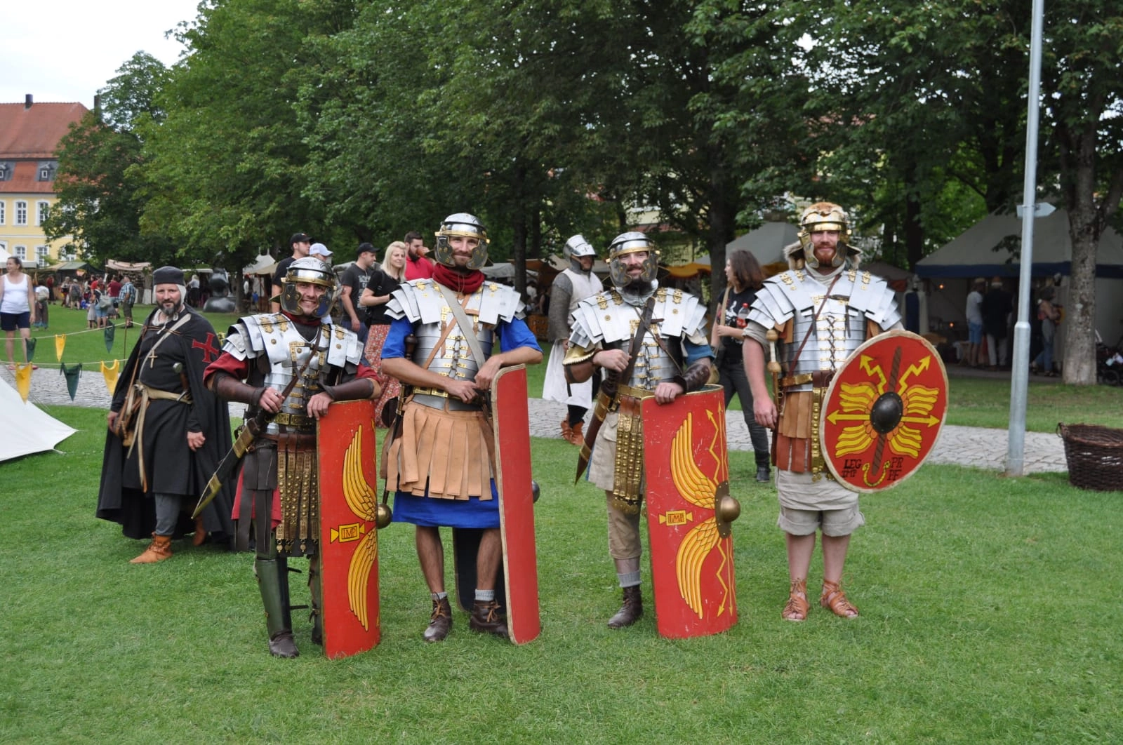 Legionäre und Vexilifer stehen für Fotos von begeisterten Marktbesuchern bereit.