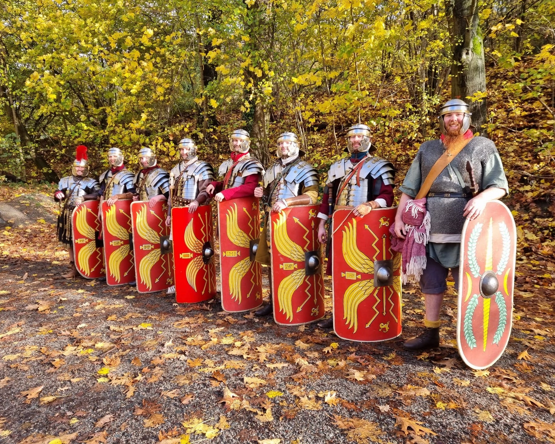 Die Soldaten stehen im herbstlichen Laub bereit zum Aufbruch.